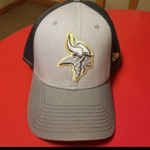 EUC Vikings New Era 39Thirty Hat L/XL